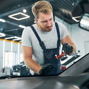 Autoglaser, der in Rheinbreitbach eine Windschutzscheibe repariert